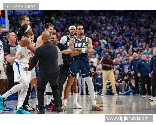 华盛顿精准传球加福德飞身暴扣展现惊人弹跳与默契配合