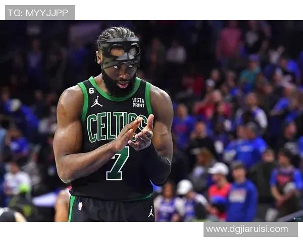 扛起球队!杰伦-布朗19中13砍下32分3板6助1断1帽 首节轰16分 扛起球队!杰伦-布朗19中13砍下32分3板6助1断1帽 首节轰16分